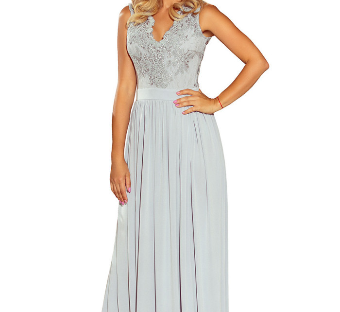 Dlouhé dámské šaty ve stříbrné barvě bez rukávů a s vyšívaným výstřihem model 6405966