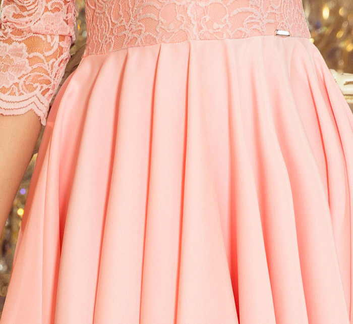 Dámské šaty v pastelově růžové barvě s delším zadním dílem a s krajkovým výstřihem model 7248157