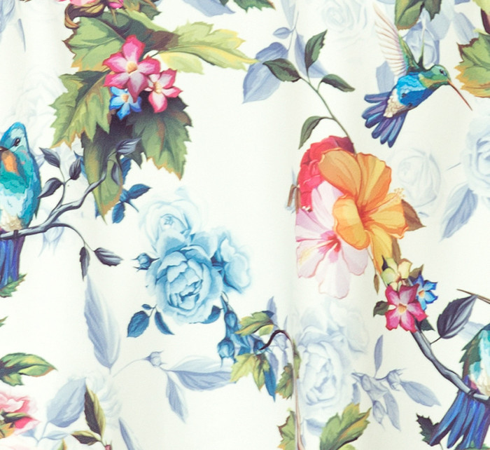 Dámské maxi šaty s volánkem, výstřihem a se vzorem barevných růží a světle modrých ptáčků model 7404387