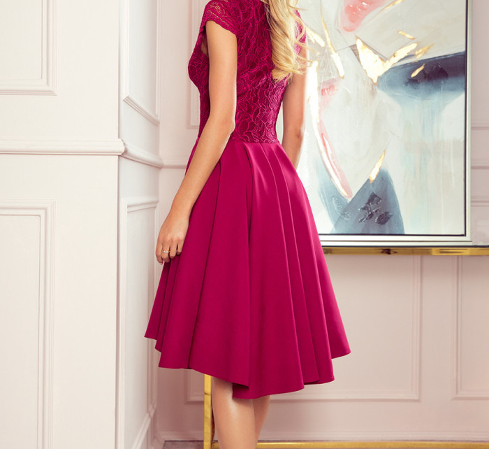 PATRICIA Dámské šaty ve vínové bordó barvě s delším zadním dílem a krajkovým výstřihem 300-4
