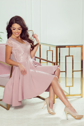 PATRICIA - Dámské šaty v pudrově růžové barvě s delším zadním dílem a krajkovým výstřihem 300-1