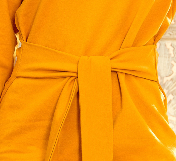 Dámské šaty v hořčicové barvě se širokým páskem pro zavazování 209-8