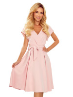 SCARLETT - Rozšířené dámské šaty v pudrově růžové barvě s přeloženým obálkovým výstřihem 348-1