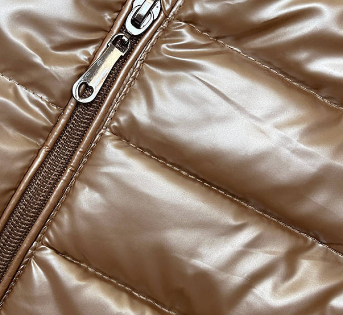Prošívaná dámská bunda v karamelové barvě se stojáčkem (16M9110-84)