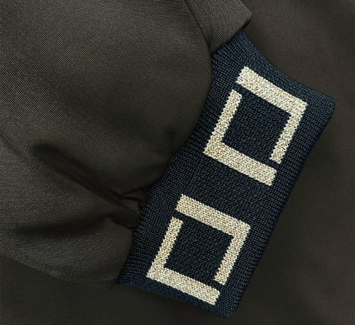 Krátká bunda v army barvě s ozdobnými stahovacími lemy (16M9083-136)