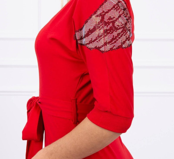 Šaty s křídly na ramenou červené